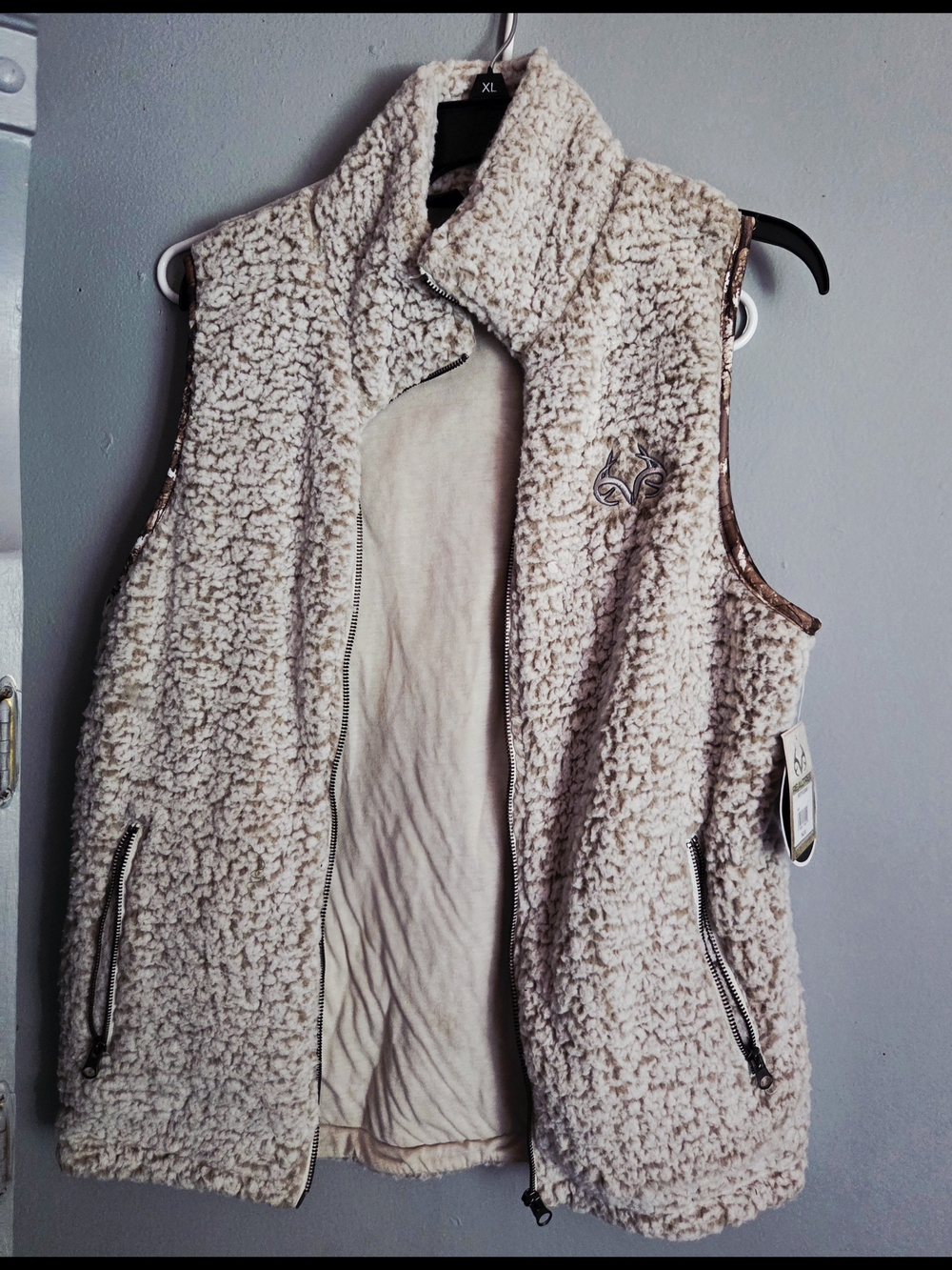 Realtree Cream Sherpa Fleece Vest with Camouflage Trim